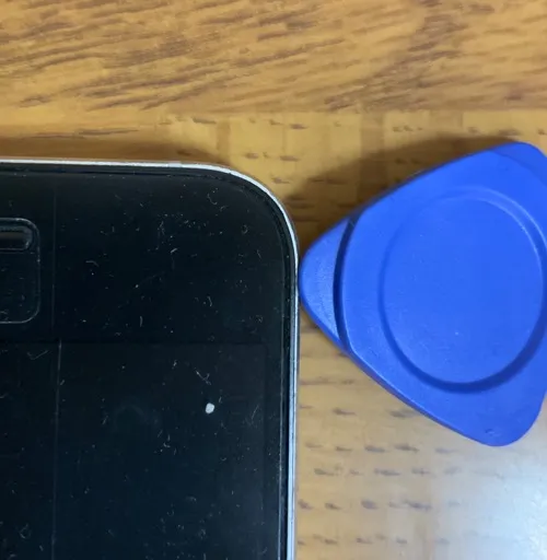 ピック型のツールで液晶部分取り外し