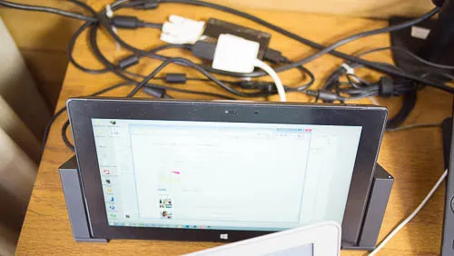 意外と場所を取るSurfaceドッキングステーション
