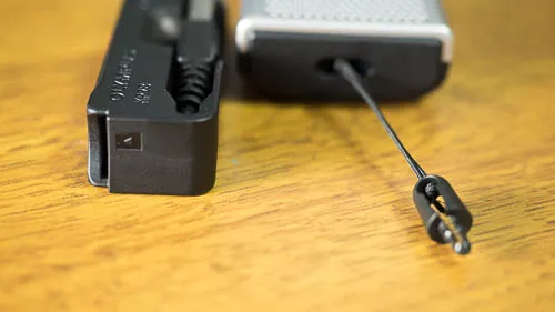 ストラップから取り外し可能。SDカード入れるスペースもある
