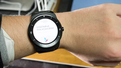 LG G watch Rをつけたところ