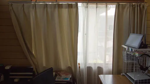 部屋にせり出し、左側は半固定状態のカーテン