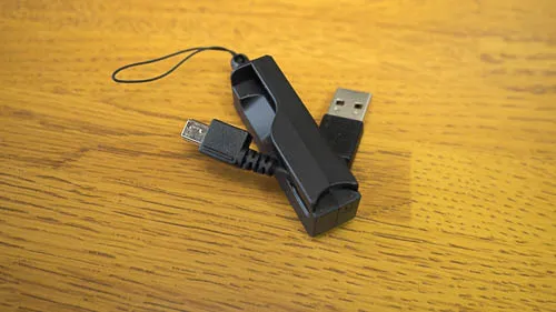 ストラップとして取り付けられるUSBケーブル