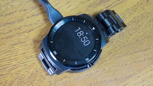 G watch Rメタルバンドをクレードルに置いたところ