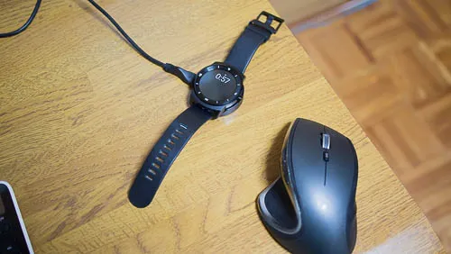 G watch R革ベルトをクレードルに置いたところ