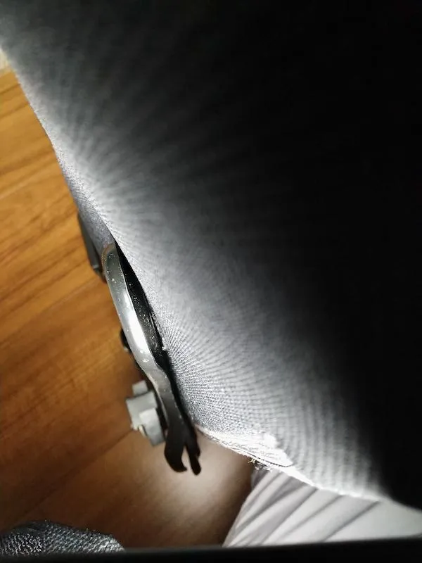 金具と背もたれの間の隙間