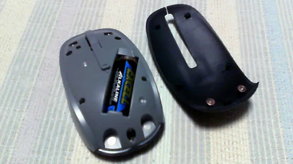 Bluetoothマウス　カバーをあけたところ