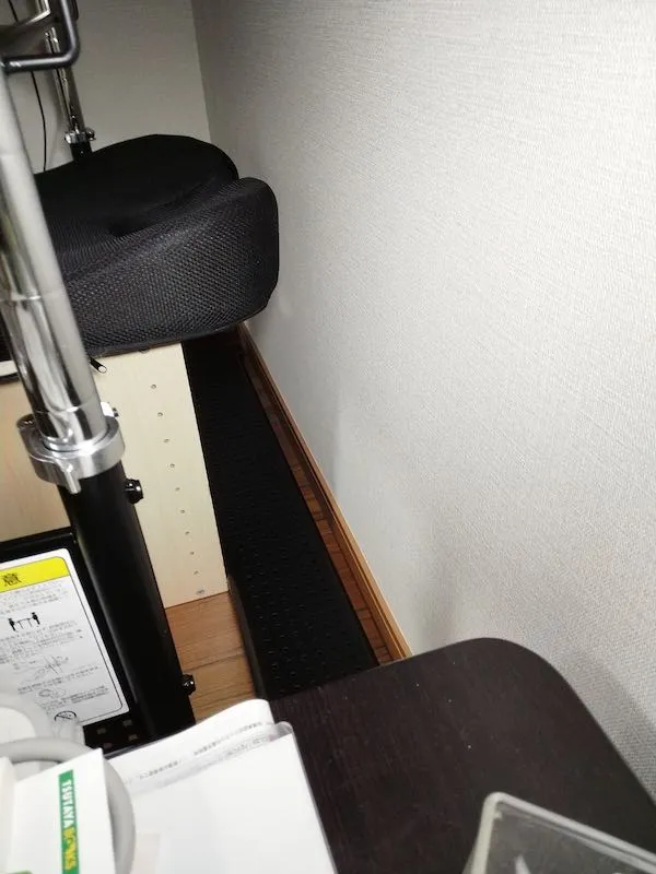 デスクの奥のフレームによる微妙な空間の空き