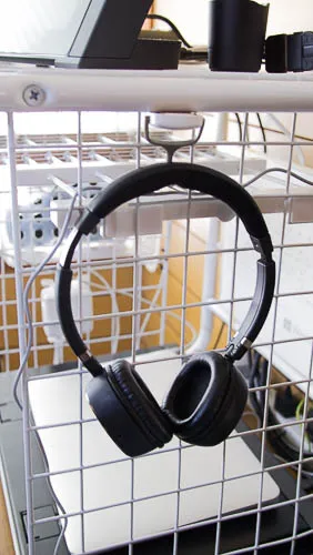 WP-300をフックに引っ掛けて置いている写真