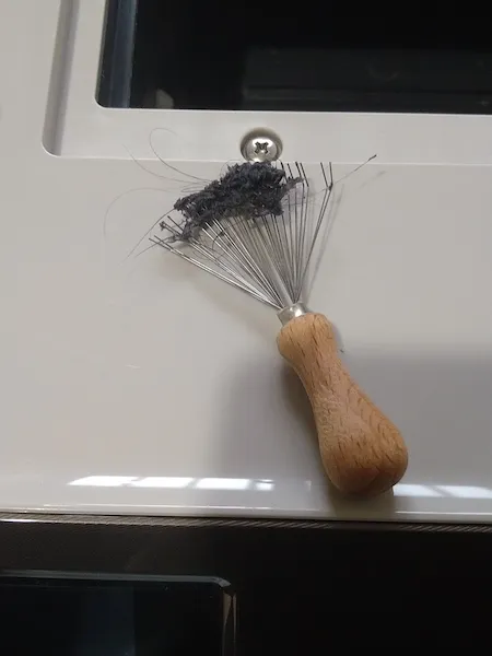 ブラシクリーナーで取り出したホコリ