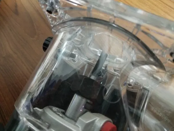 集塵カバーを固定するネジが長すぎる