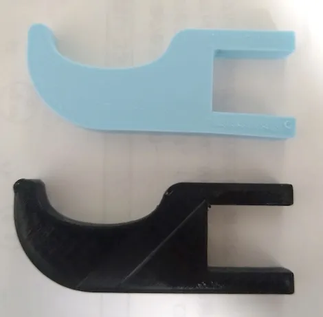 ヘッドホンフック。天板に差し込むコの字型の部分がPLAだと歪んでしまっている